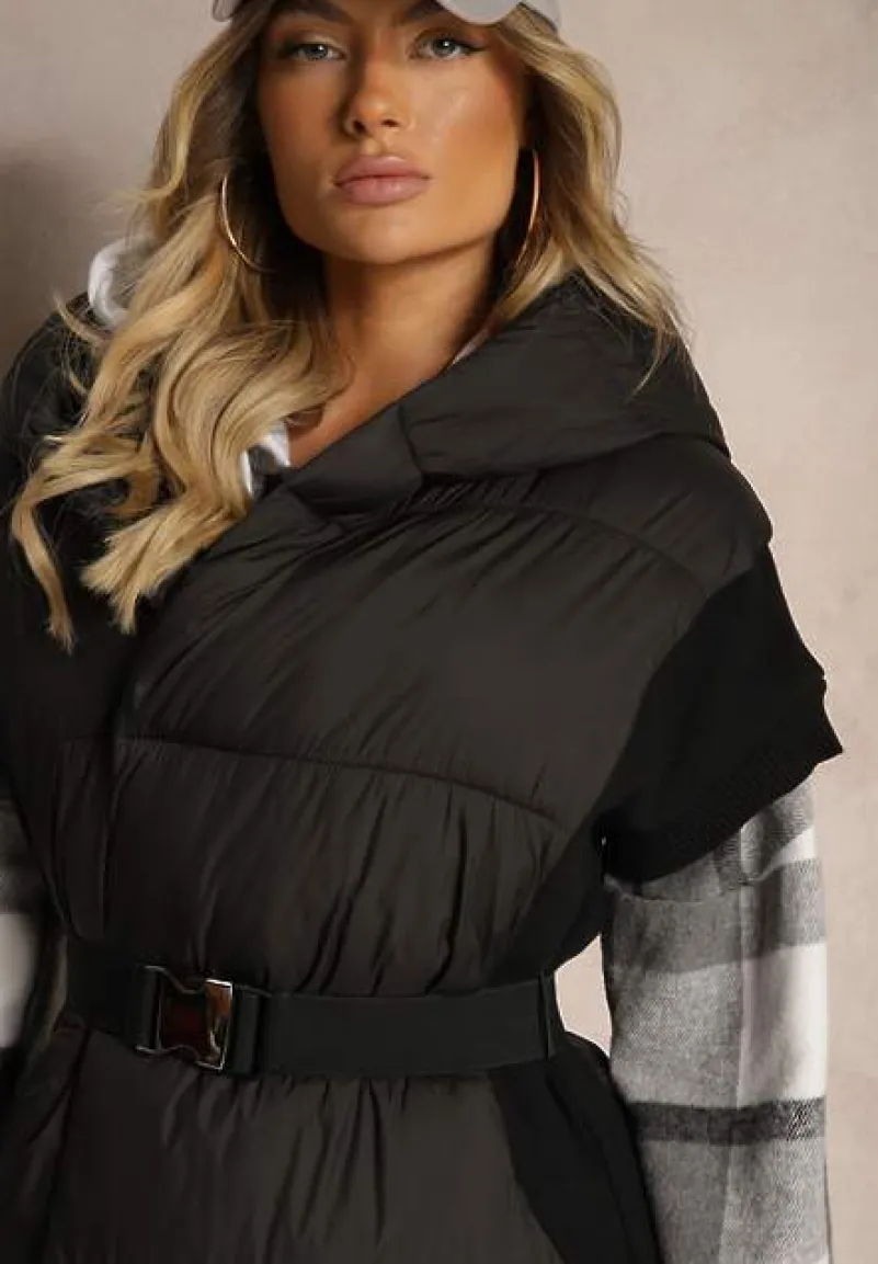 Czarna Długa Kamizelka z Pikowanego Materiału o Kopertowym Kroju z Kapturem i Paskiem Nerietta