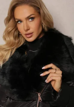 Czarna Długa Kurtka Ozdobiona Futerkiem na Kołnierzu i Pikowaniem Novenna