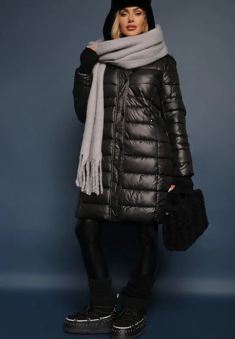 Czarna Długa Kurtka z Kapturem i Dwustronnym Suwakiem Zdobiona Pikowaniem Sanvela