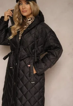 Czarna Długa Kurtka z Kapturem i Paskiem w Talii Zdobiona Pikowanymi Przeszyciami Nikilya