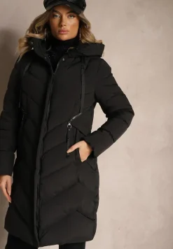 Czarna Długa Kurtka z Pikowanymi Przeszyciami i Kapturem Ozdobiona Suwakami Hedirae