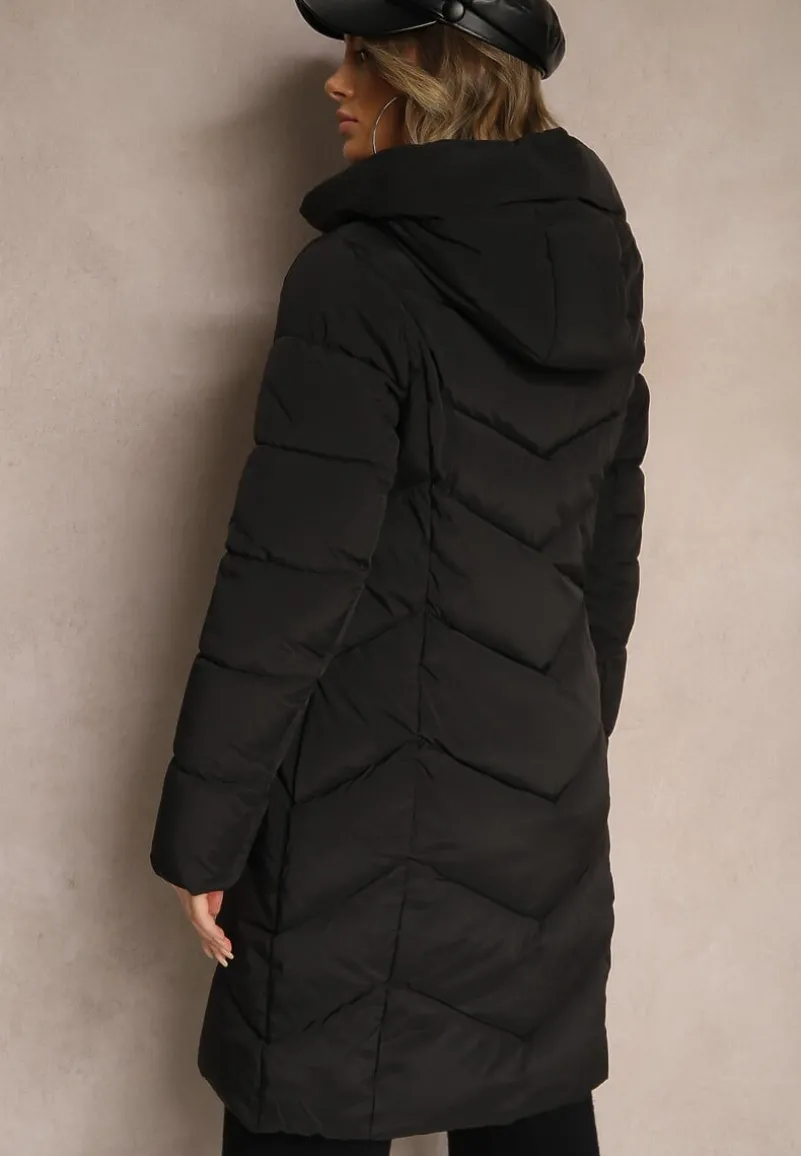 Czarna Długa Kurtka z Pikowanymi Przeszyciami i Kapturem Ozdobiona Suwakami Hedirae
