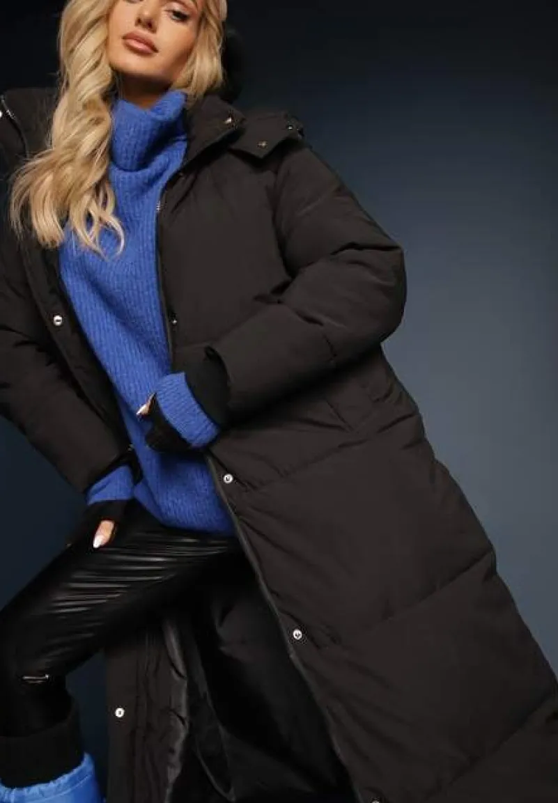 Czarna Długa Kurtka z Pikowaniem z Odpinanym Kapturem i Wsuwanymi Kieszeniami Daitras
