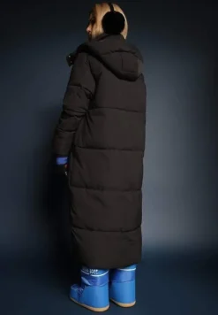 Czarna Długa Kurtka z Pikowaniem z Odpinanym Kapturem i Wsuwanymi Kieszeniami Daitras