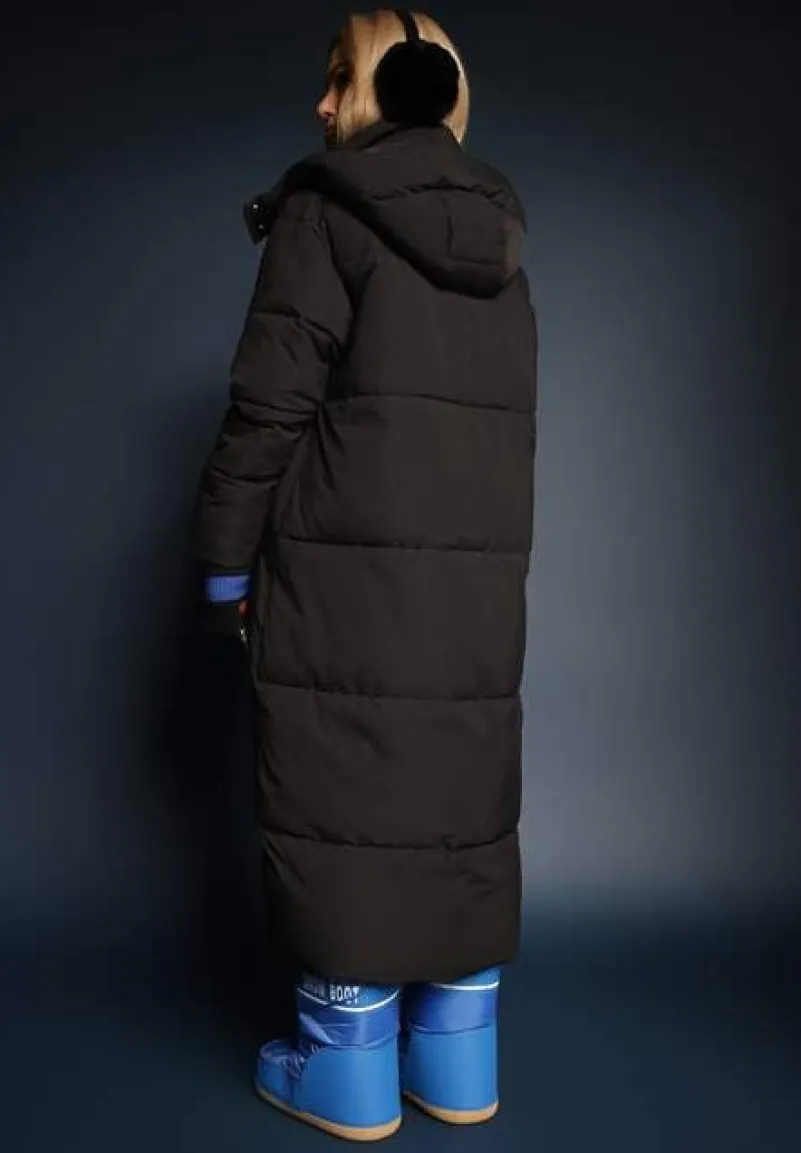 Czarna Długa Kurtka z Pikowaniem z Odpinanym Kapturem i Wsuwanymi Kieszeniami Daitras