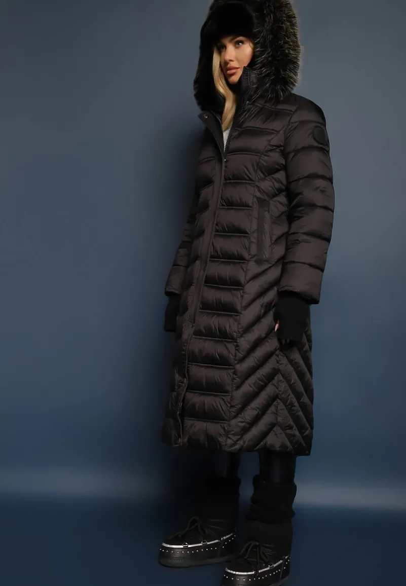 Czarna Długa Kurtka Zimowa z Pikowanymi Przeszyciami i Odpinanym Kapturem z Futerkiem Tinnelia