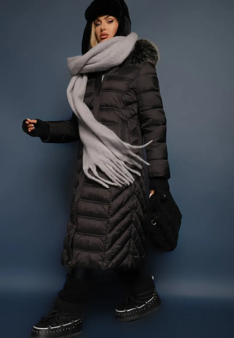 Czarna Długa Kurtka Zimowa z Pikowanymi Przeszyciami i Odpinanym Kapturem z Futerkiem Tinnelia