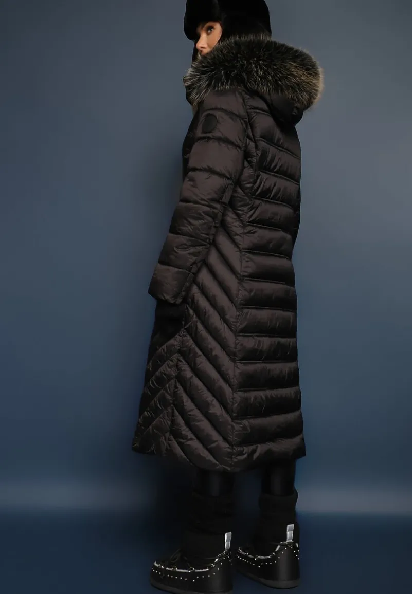 Czarna Długa Kurtka Zimowa z Pikowanymi Przeszyciami i Odpinanym Kapturem z Futerkiem Tinnelia