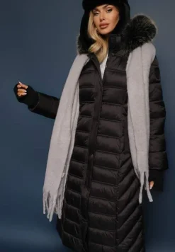 Czarna Długa Kurtka Zimowa z Pikowanymi Przeszyciami i Odpinanym Kapturem z Futerkiem Tinnelia