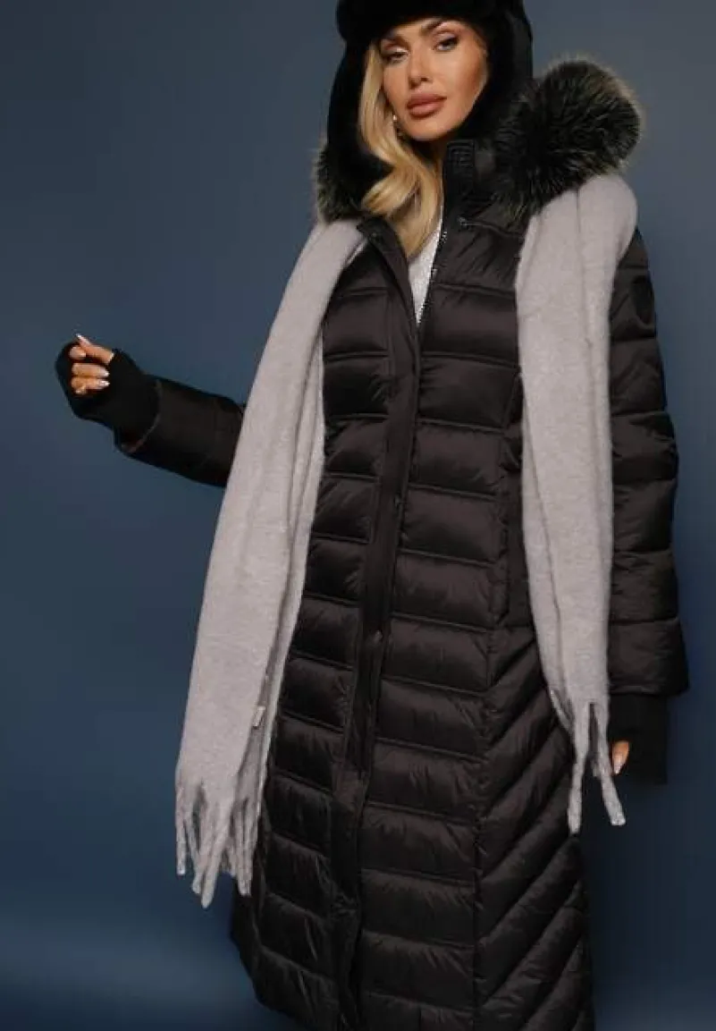 Czarna Długa Kurtka Zimowa z Pikowanymi Przeszyciami i Odpinanym Kapturem z Futerkiem Tinnelia