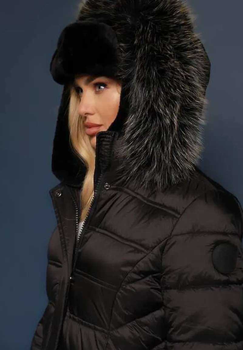 Czarna Długa Kurtka Zimowa z Pikowanymi Przeszyciami i Odpinanym Kapturem z Futerkiem Tinnelia