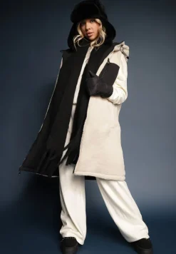 Czarna Dwustronna Kamizelka z Barankowym Futerkiem i Pikowanymi Przeszyciami z Kapturem Lertitana