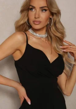 Czarna Elegancka Sukienka o Rozkloszowanym Kroju z Rozcięciem na Ramiączkach z Kopertowym Dekoltem Winelia