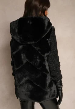 Czarna Futerkowa Kamizelka z Kapturem Ozdobiona Ekoskórzanymi Wstawkami Tilirra