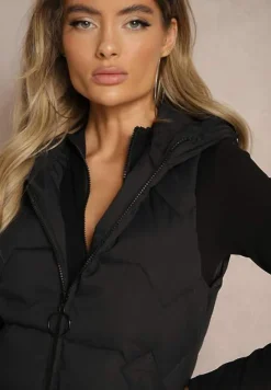 Czarna Kamizelka Pikowana o Długim Kroju z Kapturem Zapinana na Suwak Terilenes