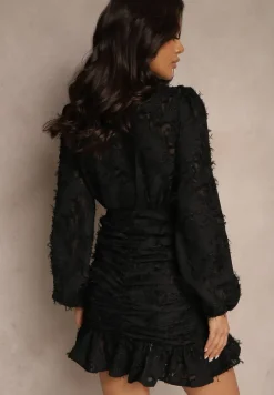 Czarna Koronkowa Sukienka o Kopertowym Kroju z Bufiastymi Rękawami i Falbanką Femeriana