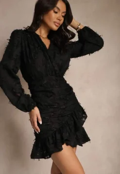 Czarna Koronkowa Sukienka o Kopertowym Kroju z Bufiastymi Rękawami i Falbanką Femeriana