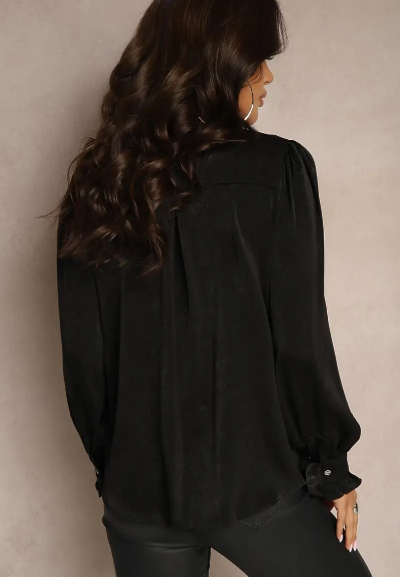 Czarna Koszula Ozdobiona Broszką i Żabotem Rinnira