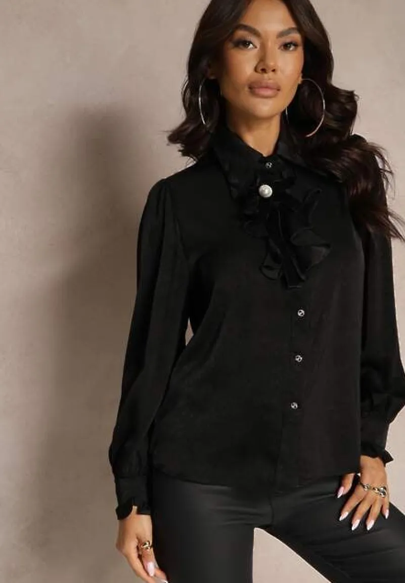 Czarna Koszula Ozdobiona Broszką i Żabotem Rinnira