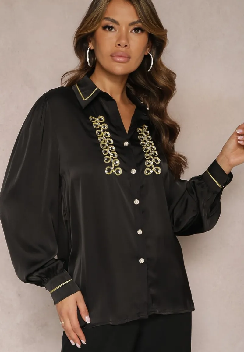 Czarna Koszula Satynowa z Cyrkoniami i Perełkami oraz Kołnierzykiem Dokeria