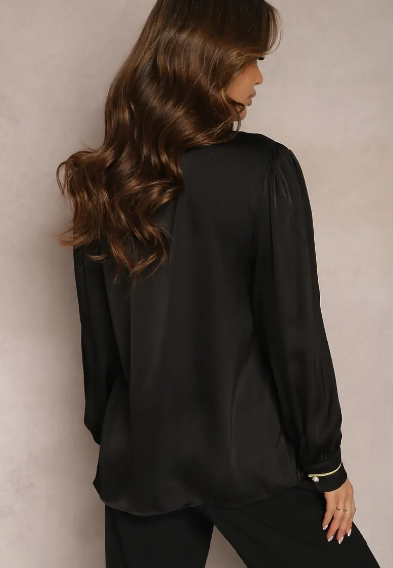 Czarna Koszula Satynowa z Cyrkoniami i Perełkami oraz Kołnierzykiem Dokeria