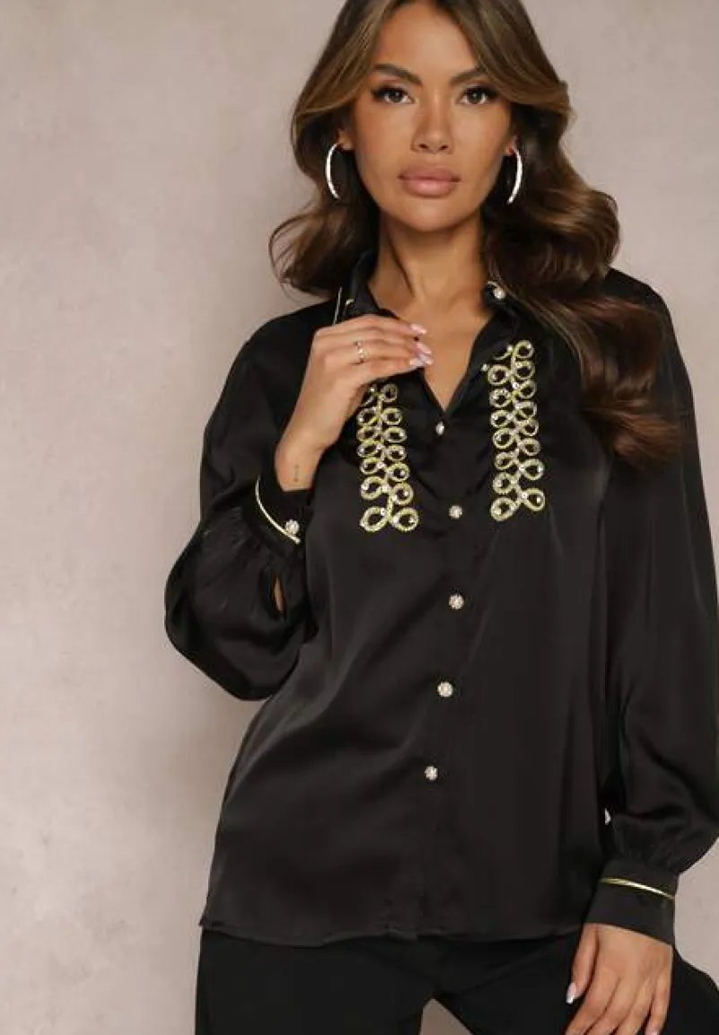Czarna Koszula Satynowa z Cyrkoniami i Perełkami oraz Kołnierzykiem Dokeria