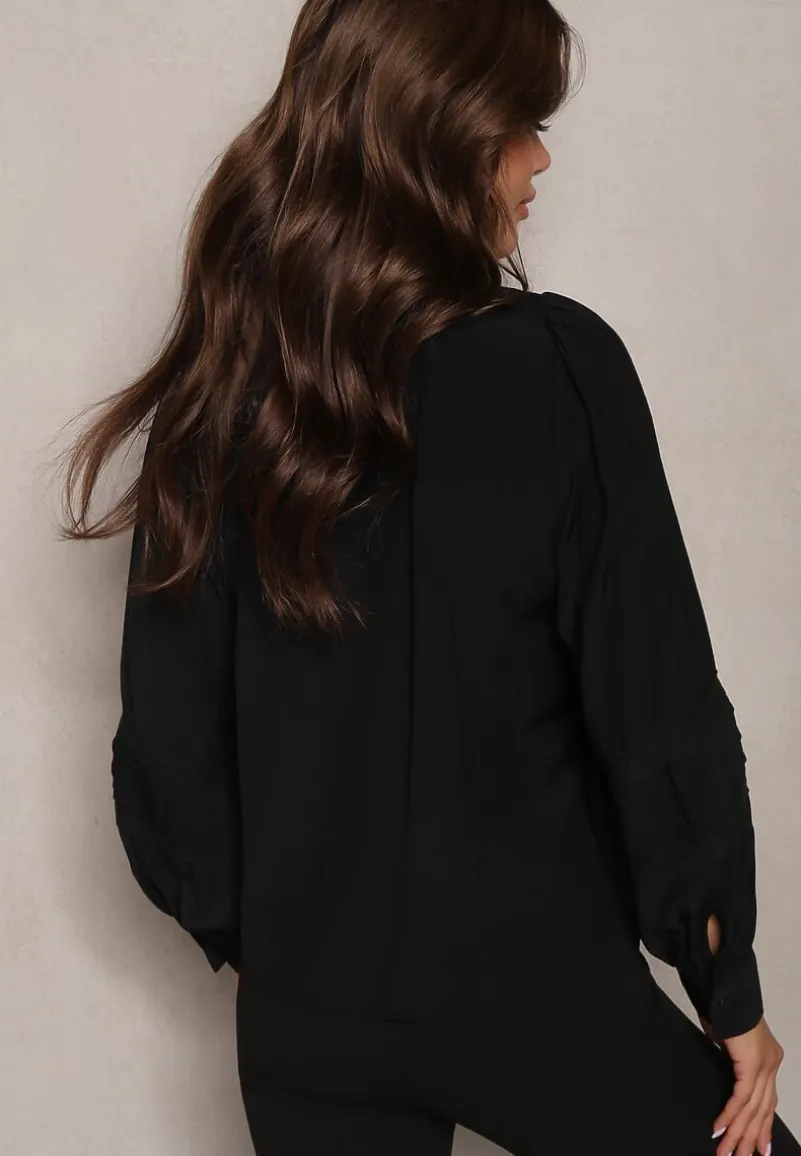 Czarna Koszula z Koronkowym Zdobieniem na Dekolcie i Rękawach Atilire