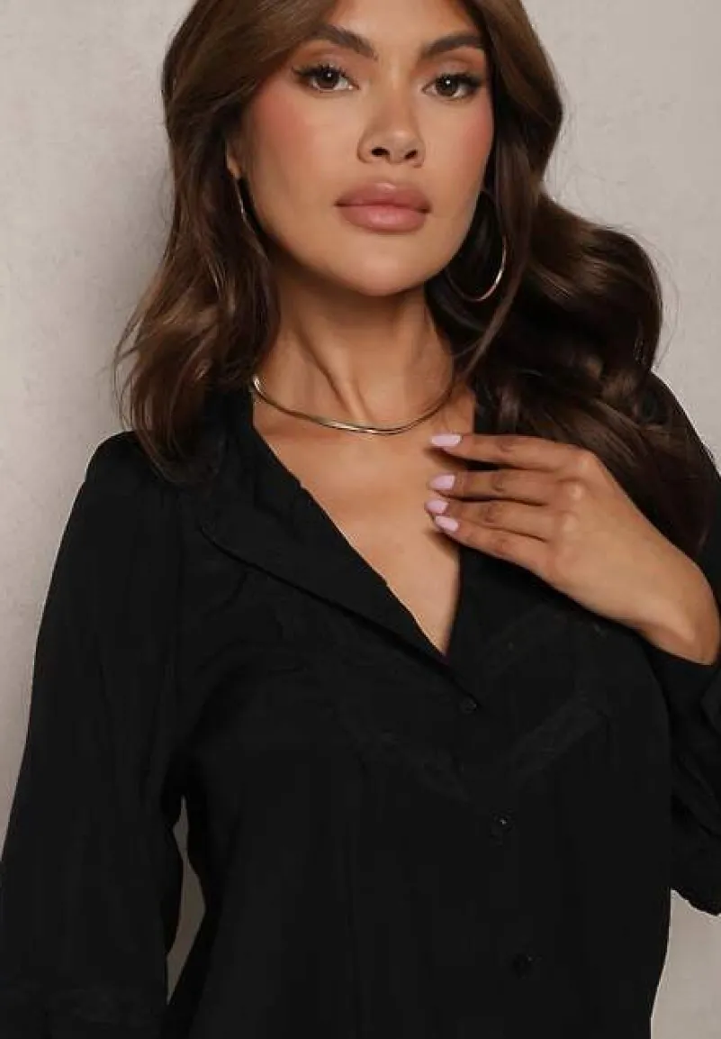 Czarna Koszula z Koronkowym Zdobieniem na Dekolcie i Rękawach Atilire