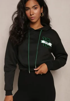 Czarna Krótka Bluza z Kapturem Ściągaczami i Ozdobnym Nadrukiem Relis