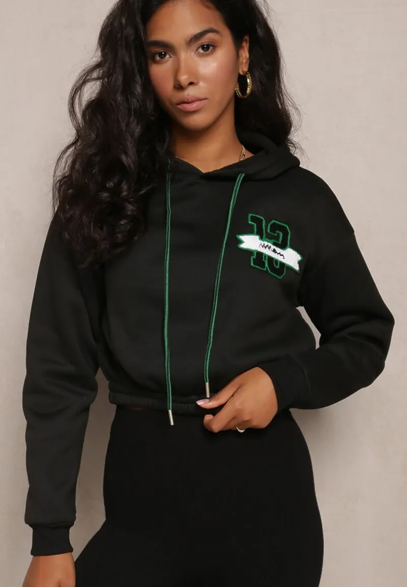 Czarna Krótka Bluza z Kapturem Ściągaczami i Ozdobnym Nadrukiem Relis