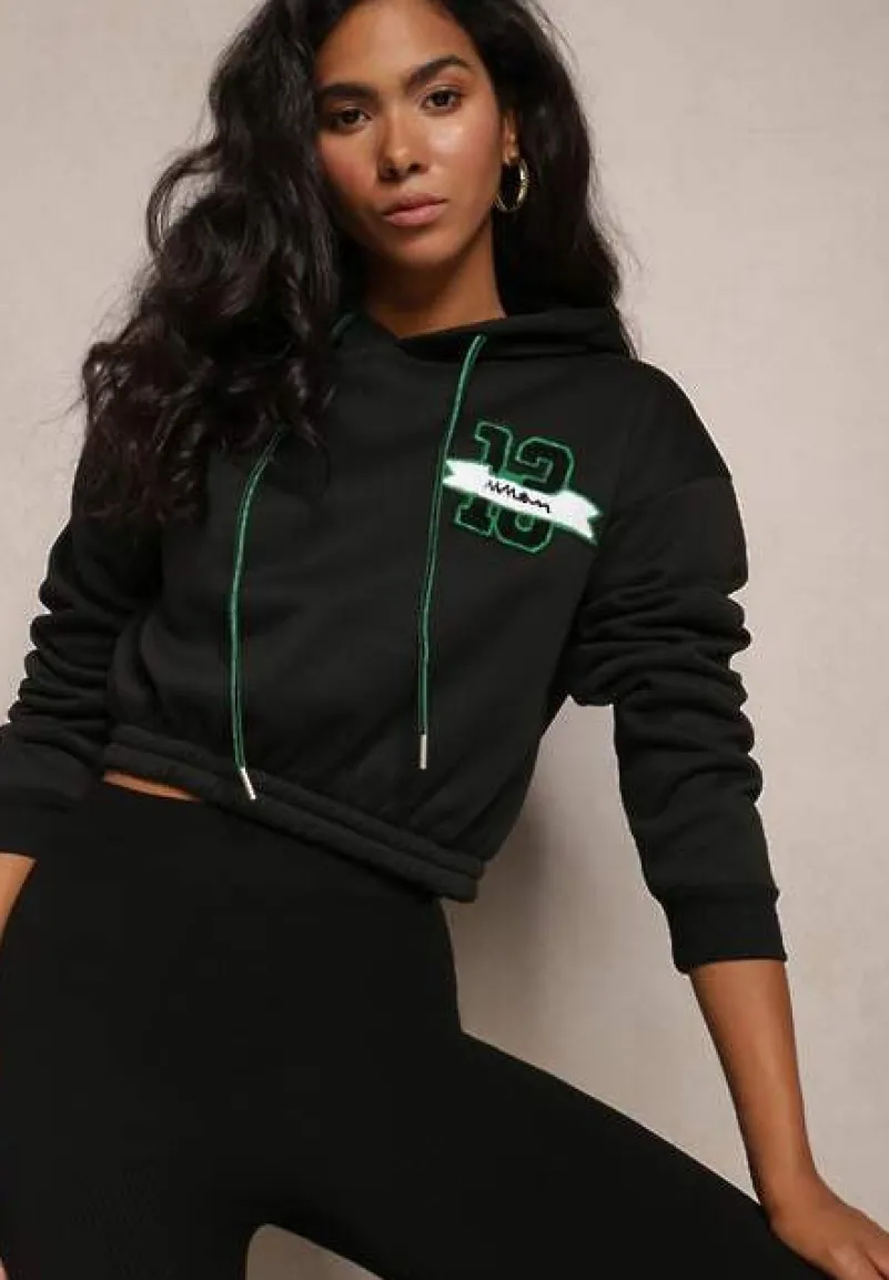 Czarna Krótka Bluza z Kapturem Ściągaczami i Ozdobnym Nadrukiem Relis