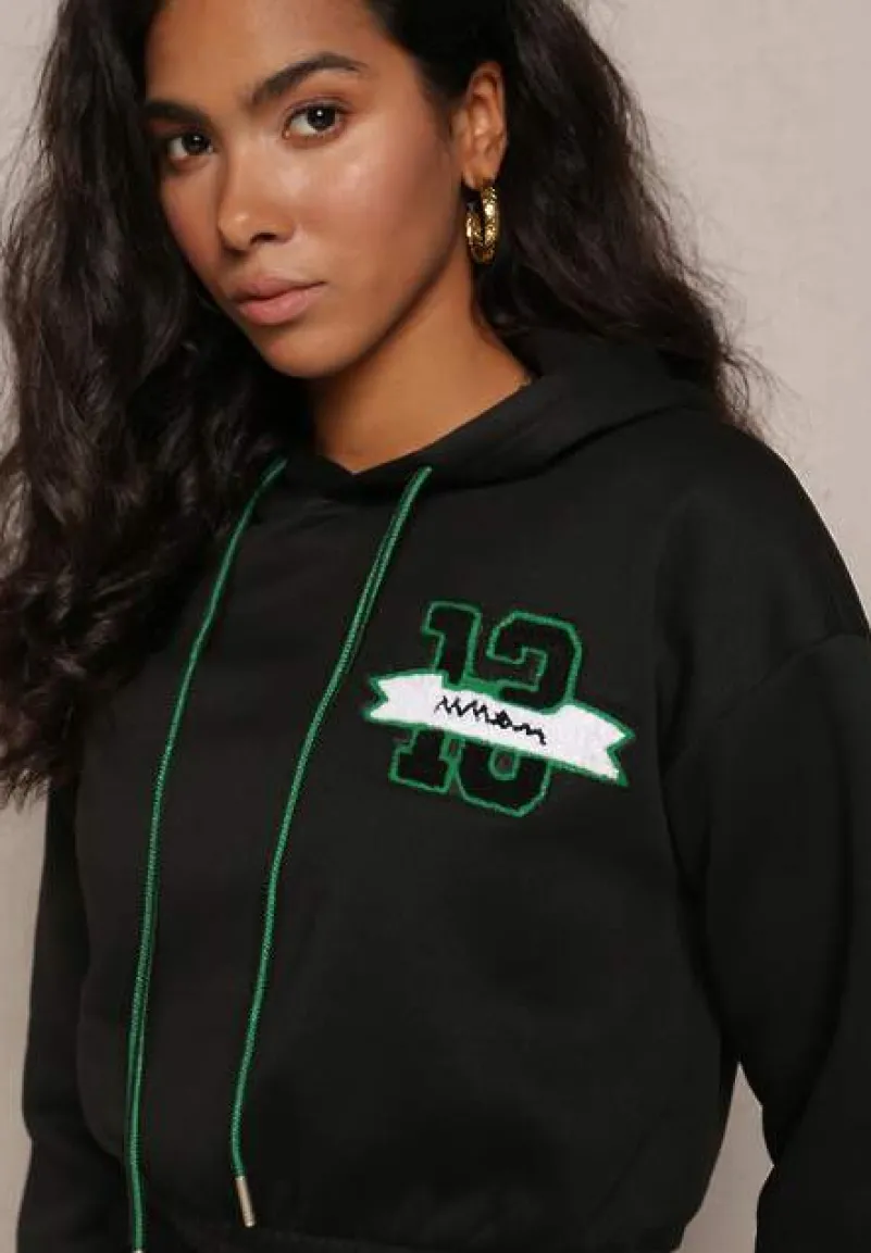 Czarna Krótka Bluza z Kapturem Ściągaczami i Ozdobnym Nadrukiem Relis