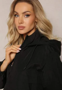 Czarna Krótka Kurtka w Typie Wiatrówki z Kapturem Herradia