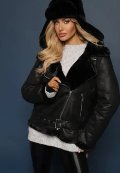 Czarna Kurtka Biker z Ozdobnym Futerkiem i Paskiem z Klamrą Emaro