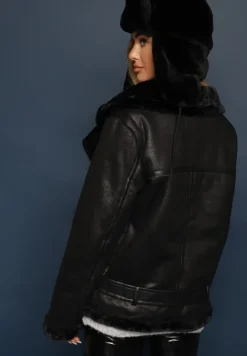 Czarna Kurtka Biker z Ozdobnym Futerkiem i Paskiem z Klamrą Emaro