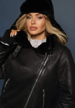 Czarna Kurtka Biker z Ozdobnym Futerkiem i Paskiem z Klamrą Emaro