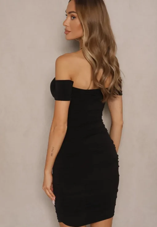 Czarna Sukienka Bodycon z Górą Open Shoulder i Marszczeniem Tosivea