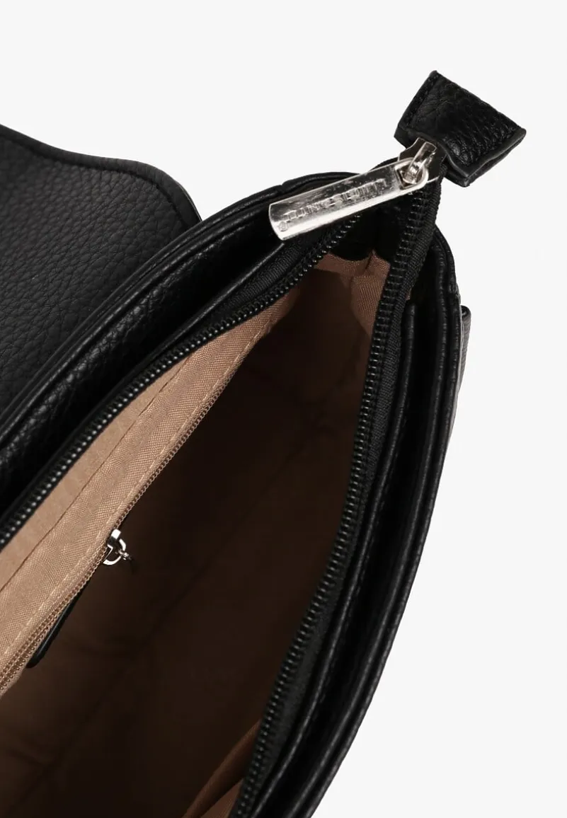 Czarna Torebka Typu Listonoszka Zamykana na Klapę Izarae