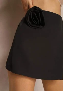 Czarne Spódnico-Spodenki Mini z Zakładką i Aplikacją w Kształcie Róży Pholia