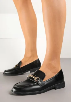Czarne Mokasyny w Klasycznym Stylu Zdobione Metaliczną Aplikacją Ralvia
