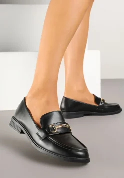 Czarne Mokasyny w Klasycznym Stylu Zdobione Metaliczną Aplikacją Ralvia