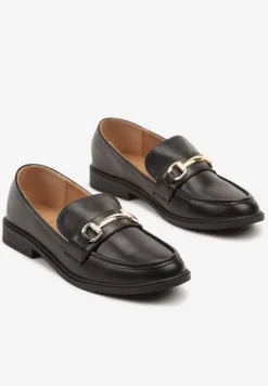 Czarne Mokasyny w Klasycznym Stylu Zdobione Metaliczną Aplikacją Ralvia