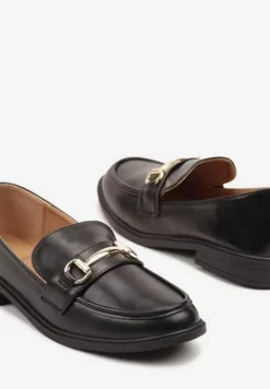 Czarne Mokasyny w Klasycznym Stylu Zdobione Metaliczną Aplikacją Ralvia