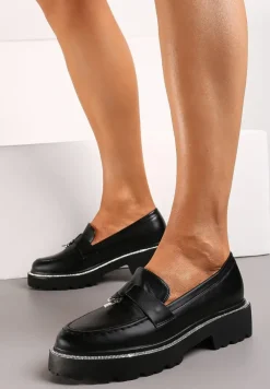 Czarne Mokasyny z Ekoskóry na Grubej Podeszwie z Paskiem z Cyrkonii i Metaliczną Zawieszką Vortisa