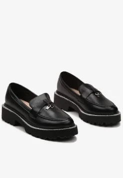 Czarne Mokasyny z Ekoskóry na Grubej Podeszwie z Paskiem z Cyrkonii i Metaliczną Zawieszką Vortisa