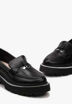 Czarne Mokasyny z Ekoskóry na Grubej Podeszwie z Paskiem z Cyrkonii i Metaliczną Zawieszką Vortisa