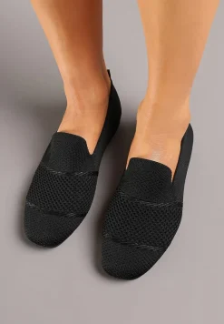 Czarne Mokasyny z Elastyczną Cholewką i Perforowanym Zdobieniem Tavellis