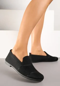 Czarne Mokasyny z Elastyczną Cholewką i Perforowanym Zdobieniem Tavellis