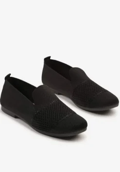 Czarne Mokasyny z Elastyczną Cholewką i Perforowanym Zdobieniem Tavellis