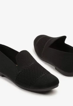 Czarne Mokasyny z Elastyczną Cholewką i Perforowanym Zdobieniem Tavellis